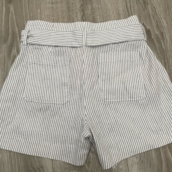 Shorts with waist tie - Picture 2 of 3